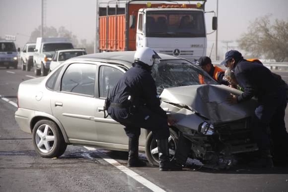 Una mujer herida al estrellarse en auto Una mujer herida al estrellarse en auto