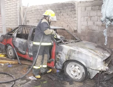 Por un juego, ardió un auto y casi se intoxicó una mujer Por un juego, ardió un auto y casi se intoxicó una mujer