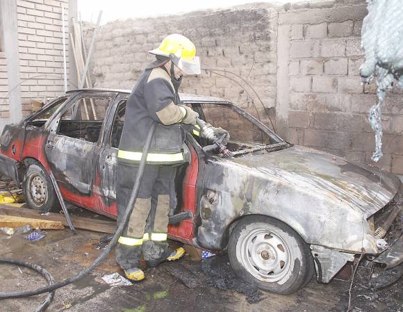 Por un juego, ardió un auto y casi se intoxicó una mujer Por un juego, ardió un auto y casi se intoxicó una mujer