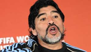 Maradona analiza cambiar el esquema ante Alemania Maradona analiza cambiar el esquema ante Alemania