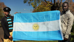 Africanos peregrinan para ver a Messi, su máximo ídolo Africanos peregrinan para ver a Messi, su máximo ídolo