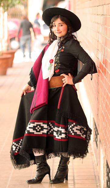 La paisana que sabe bailar y freír sopaipillas La paisana que sabe bailar y freír sopaipillas