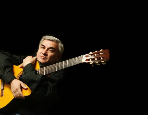 Una guitarra viajera Una guitarra viajera