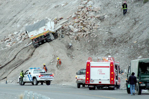 Un camión con explosivos se estrelló contra una loma Un camión con explosivos se estrelló contra una loma