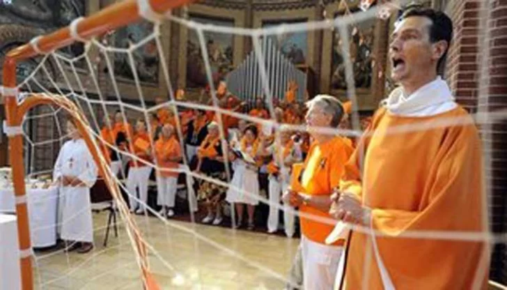 Holanda: Suspenden a cura que ofició misa naranja por el Mundial Holanda: Suspenden a cura que ofició misa naranja por el Mundial
