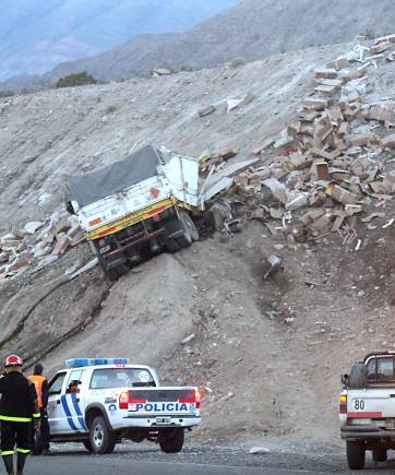 Murió el chofer del camión con explosivos y un ciclista en Caucete Murió el chofer del camión con explosivos y un ciclista en Caucete