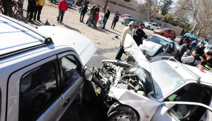 Intentó doblar y generó un múltiple choque Intentó doblar y generó un múltiple choque