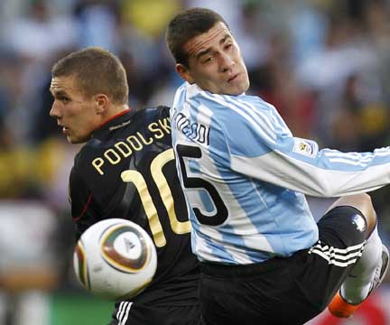 Podolski:”Perdieron 4 a 0 y buscan excusas” Podolski:”Perdieron 4 a 0 y buscan excusas”