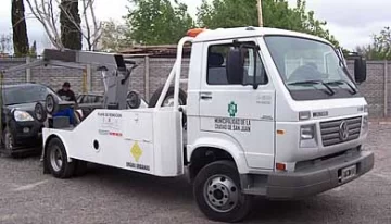 Las grúas ya comenzaron a “levantar” autos Las grúas ya comenzaron a “levantar” autos