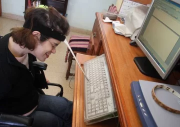 La chica que escribe con su frente La chica que escribe con su frente