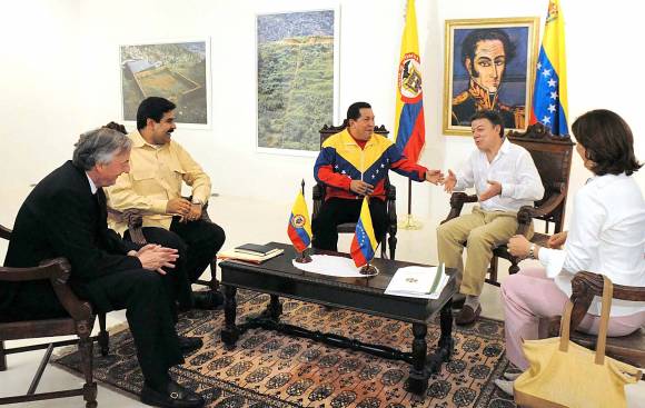 Los vecinos sellan la paz Los vecinos sellan la paz