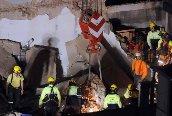 Hallaron un tercer cuerpo por el derrumbre de Villa Urquiza Hallaron un tercer cuerpo por el derrumbre de Villa Urquiza