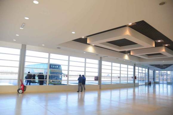 Caucete: la terminal abrió con micros pero sin gente Caucete: la terminal abrió con micros pero sin gente