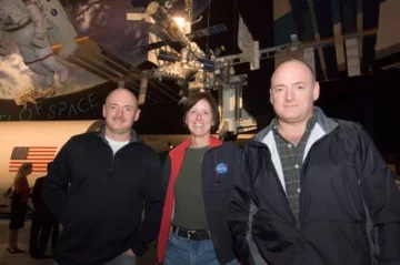 Odisea espacial de gemelos Odisea espacial de gemelos