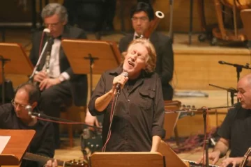 Nito Mestre Sinfónico volvió a encantar a un Auditorio colmado Nito Mestre Sinfónico volvió a encantar a un Auditorio colmado