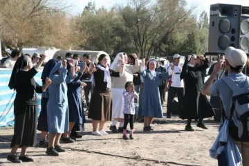 Caminata con coreo y muchas pancartas Caminata con coreo y muchas pancartas