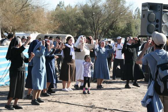 Caminata con coreo y muchas pancartas Caminata con coreo y muchas pancartas