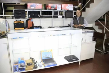 Roban $30.000 en notebooks frente a las cámaras y huyen Roban $30.000 en notebooks frente a las cámaras y huyen