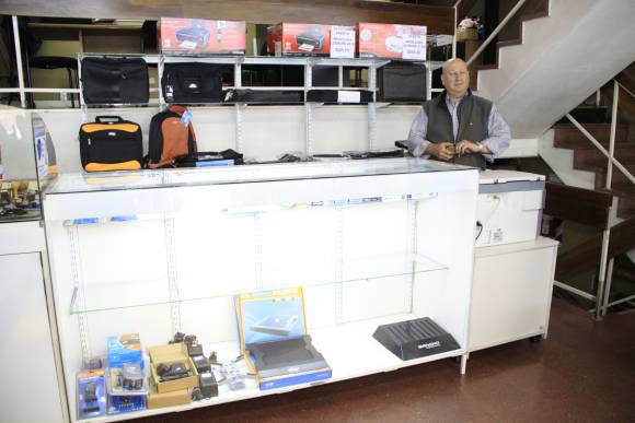 Roban $30.000 en notebooks frente a las cámaras y huyen Roban $30.000 en notebooks frente a las cámaras y huyen