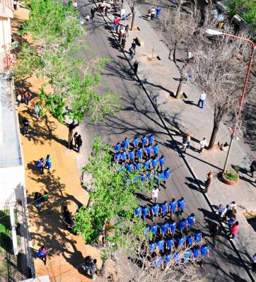 Una visita especial en un desfile poco concurrido Una visita especial en un desfile poco concurrido