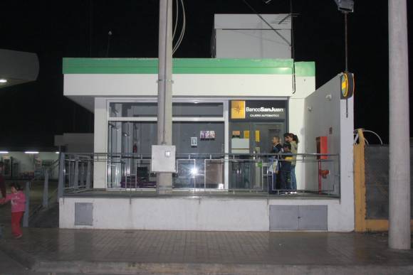 Esperan a que salga del cajero y lo asaltan Esperan a que salga del cajero y lo asaltan