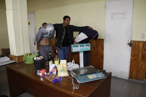 Roban un comercio, caen Roban un comercio, caen