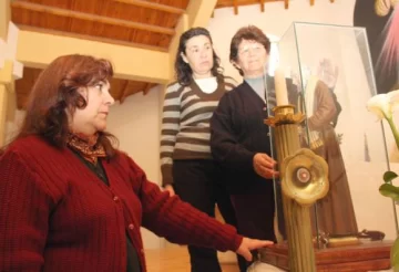 Una procesión con restos del primer cura con estigmas Una procesión con restos del primer cura con estigmas