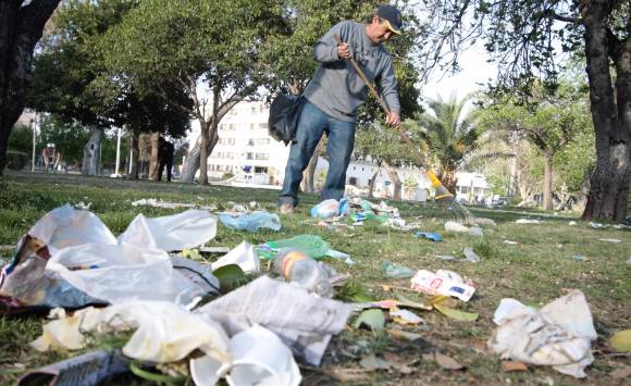 Pusieron a limpiar el Parque incluso a los electricistas Pusieron a limpiar el Parque incluso a los electricistas