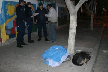 Murió al lado de sus perros Murió al lado de sus perros