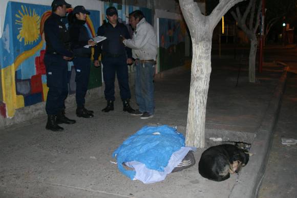 Murió al lado de sus perros Murió al lado de sus perros
