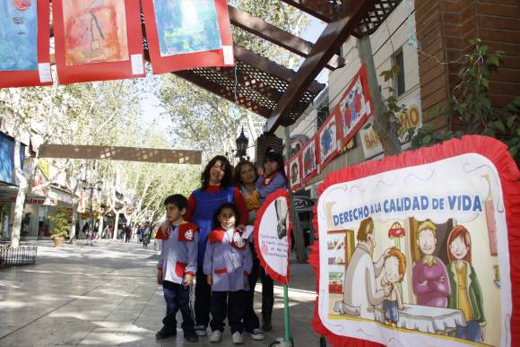 Una pérgola adornada Una pérgola adornada