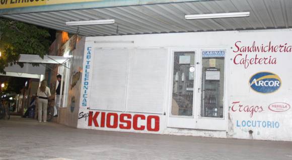 Polémica por la clausura de comercios de adobe Polémica por la clausura de comercios de adobe