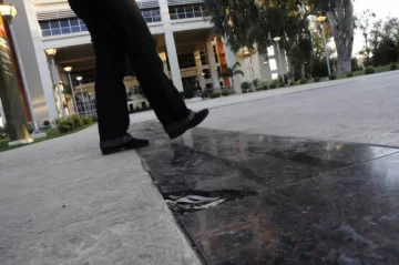 Se dañó una vereda en el Centro Cívico Se dañó una vereda en el Centro Cívico