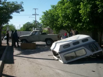 Choque, vuelco y dos heridos Choque, vuelco y dos heridos