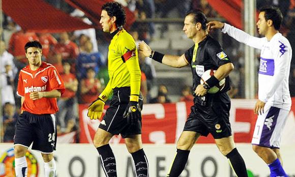 Agredieron al arquero de Defensor con un piedrazo en la cabeza Agredieron al arquero de Defensor con un piedrazo en la cabeza