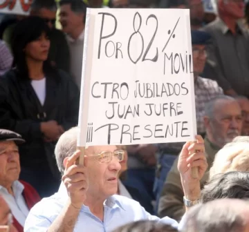 Sin Basualdo, César Gioja presentó proyecto del 82% Sin Basualdo, César Gioja presentó proyecto del 82%