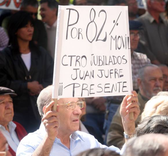 Sin Basualdo, César Gioja presentó proyecto del 82% Sin Basualdo, César Gioja presentó proyecto del 82%