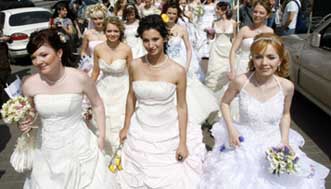 “Novias” marchan contra violencia doméstica “Novias” marchan contra violencia doméstica