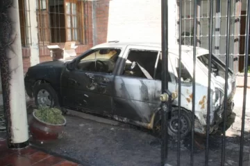 Incendian a propósito dos vehículos a un comerciante Incendian a propósito dos vehículos a un comerciante