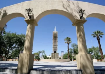 Plaza Centenario: pocos elementos, muchos signos Plaza Centenario: pocos elementos, muchos signos