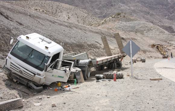 Tremendo vuelco rumbo a Calingasta Tremendo vuelco rumbo a Calingasta