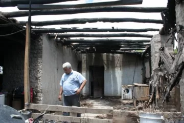 Cayó un rayo y se les prendió fuego la casa Cayó un rayo y se les prendió fuego la casa