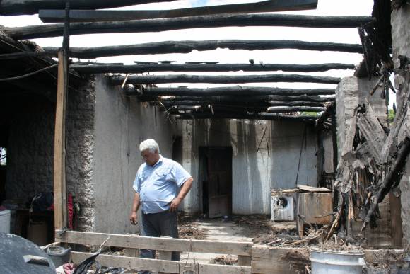 Cayó un rayo y se les prendió fuego la casa Cayó un rayo y se les prendió fuego la casa