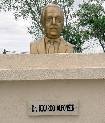 Un busto para el padre y un blooper por el hijo Un busto para el padre y un blooper por el hijo