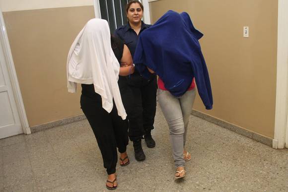 Dos detenidas por estafas con el pago de $180 por hijo Dos detenidas por estafas con el pago de $180 por hijo