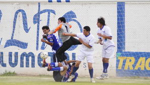 Unión perdió con el “Nueve” y quedó al borde del descenso Unión perdió con el “Nueve” y quedó al borde del descenso