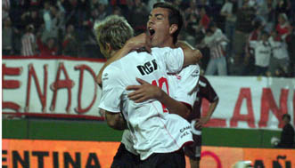 El líder Estudiantes ganó a Lanús 3-0 El líder Estudiantes ganó a Lanús 3-0