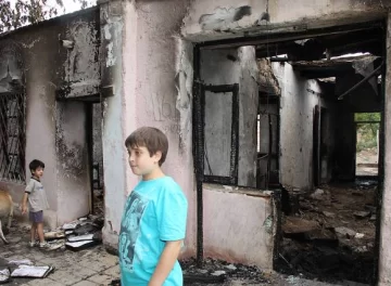 En un dramático incendio un anciano perdió casi todo En un dramático incendio un anciano perdió casi todo