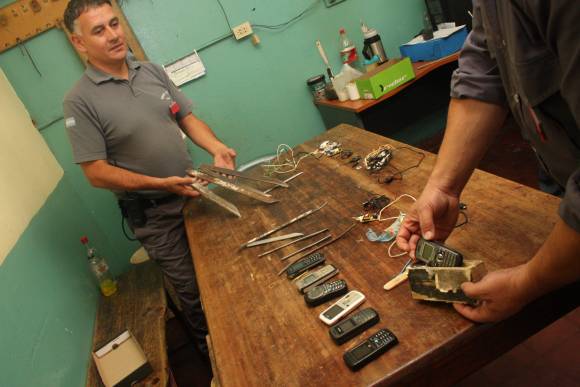 Puntas y celulares en la cárcel Puntas y celulares en la cárcel