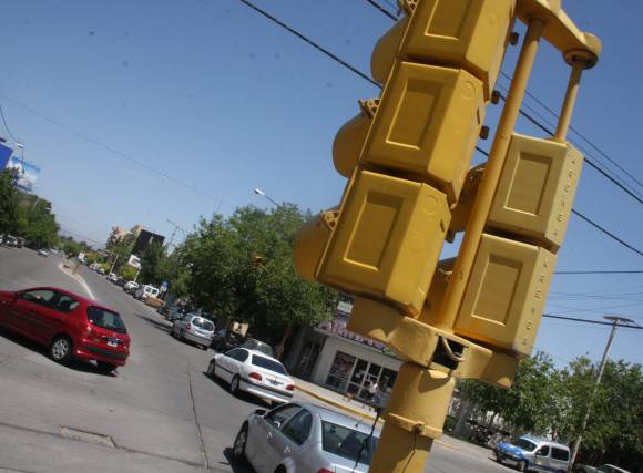 Caos por un semáforo roto Caos por un semáforo roto